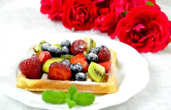 Gofry drożdżowe z owocami